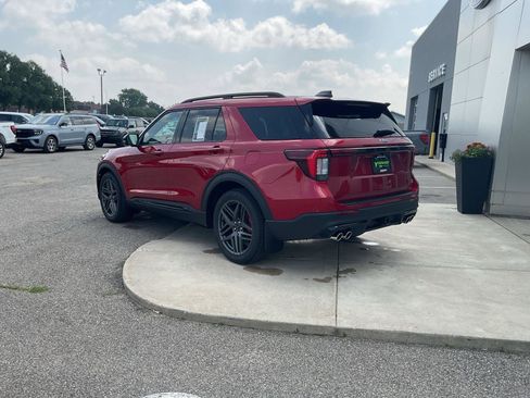 Used 2025 Ford Explorer ST image 3