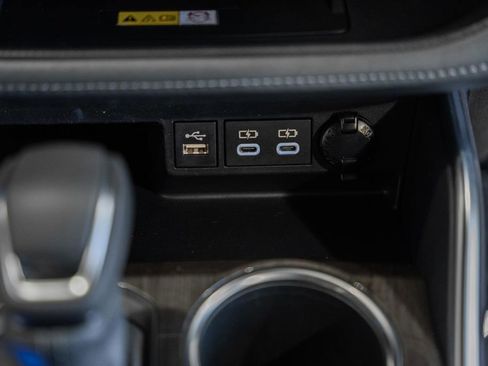 Used 2023 Toyota Highlander Limited image 25