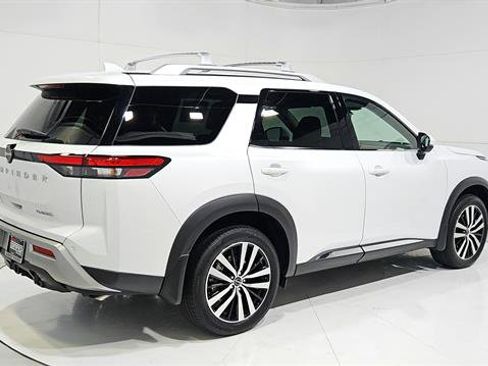 Certified 2025 Nissan Pathfinder Platinum FWD image 8