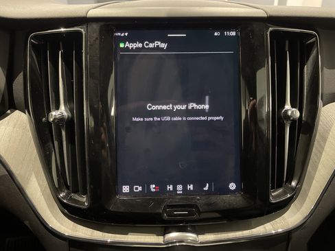 Used 2025 Volvo XC60 B5 Plus image 25