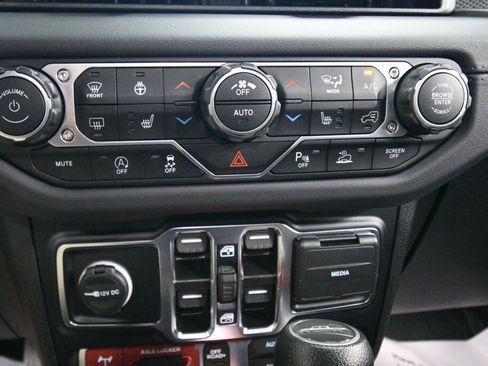 Used 2024 Jeep Gladiator Mojave w/ Technology Group AWD/4WD image 17