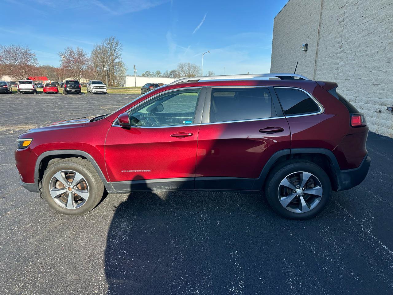 Used 2019 Jeep Cherokee Limited AWD/4WD image 2