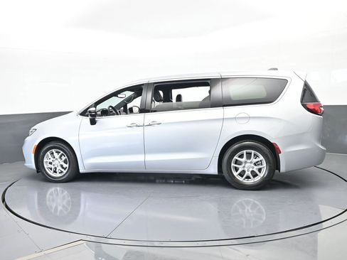 New 2026 Chrysler Pacifica Select image 3