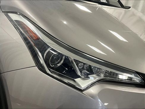 Used 2019 Toyota C-HR XLE image 30