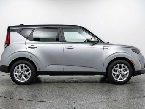 Used 2025 Kia Soul LX w/ LX Technology Package FWD image 11