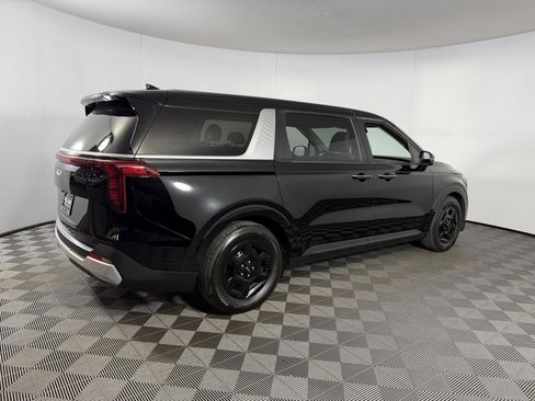 Used 2025 Kia Carnival image 6