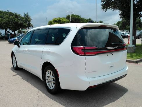 Used 2026 Chrysler Pacifica Select FWD image 9