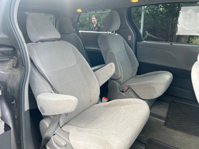 Used 2015 Toyota Sienna LE AWD/4WD image 18