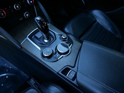 Used 2018 Alfa Romeo Stelvio Ti Sport image 32