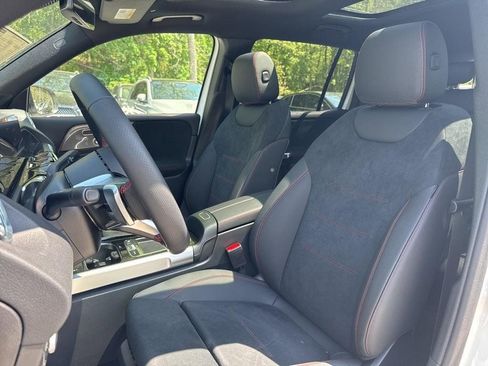 Used 2025 Mercedes-Benz GLB 250 4MATIC image 8