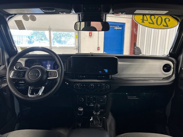 Used 2024 Jeep Wrangler Unlimited Sahara AWD/4WD image 16