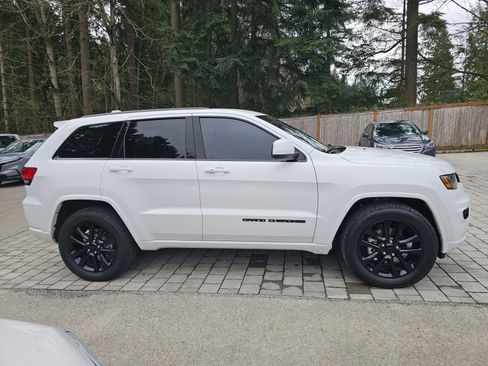 Used 2018 Jeep Grand Cherokee Altitude image 8