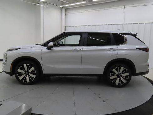 New 2025 Mitsubishi Outlander SE image 6