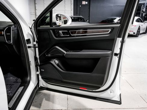 Used 2020 Porsche Cayenne S image 23