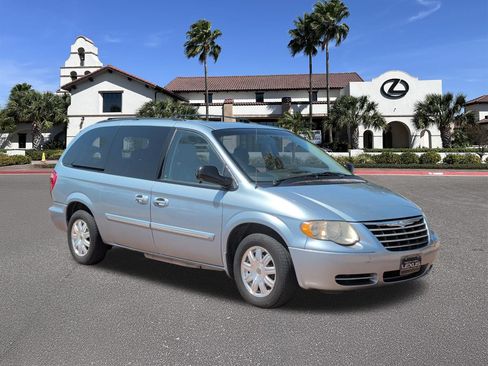 Used 2006 Chrysler Town & Country Touring FWD image 1