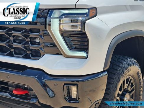 Used 2025 Chevrolet Silverado 2500 ZR2 w/ Technology Package AWD/4WD image 11
