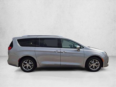 Used 2018 Chrysler Pacifica Limited w/ Advanced Safetytec Group FWD image 4