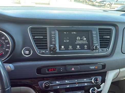 Used 2017 Kia Sedona LX w/ LX Essentials Premium Package image 5