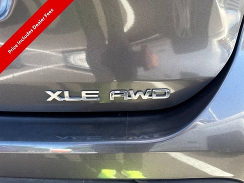 Used 2024 Toyota Highlander XLE AWD/4WD image 4
