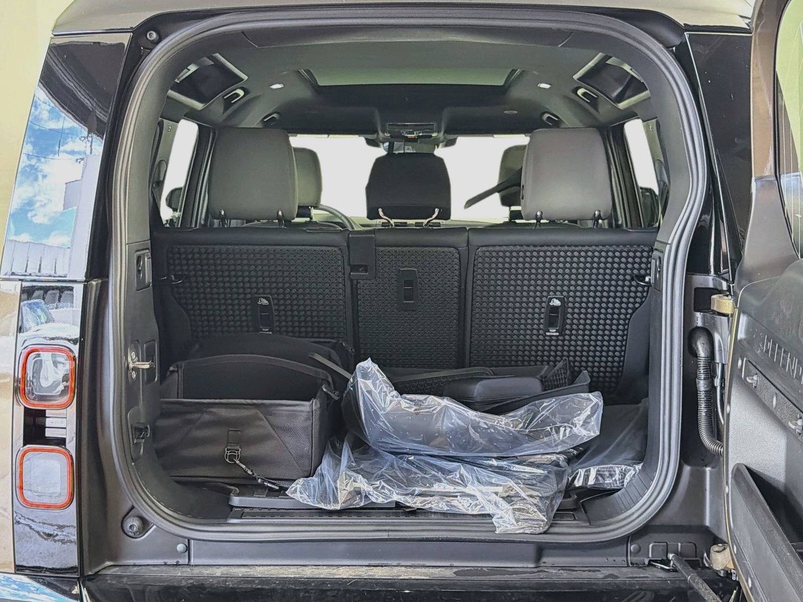 New 2026 Land Rover Defender 110 X-Dynamic SE AWD/4WD image 29