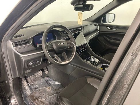 Used 2024 Jeep Grand Cherokee Altitude image 13