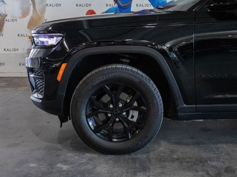 Used 2025 Jeep Grand Cherokee Altitude image 15