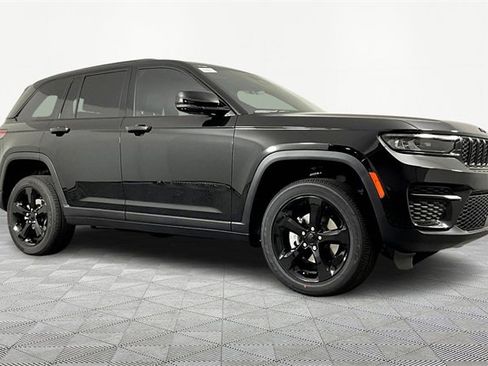 New 2025 Jeep Grand Cherokee Altitude image 3