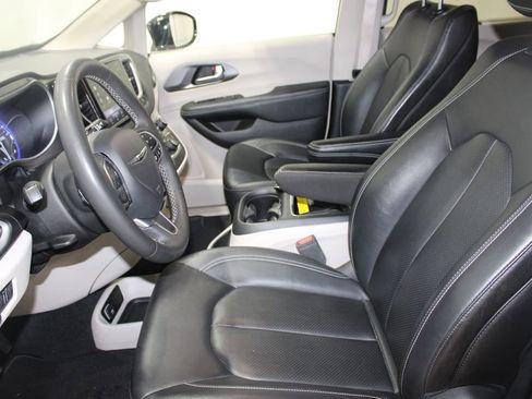 Used 2024 Chrysler Pacifica Touring-L image 33