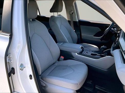 Used 2023 Toyota Highlander LE AWD/4WD image 28