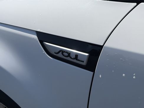 Used 2015 Kia Soul + FWD image 9