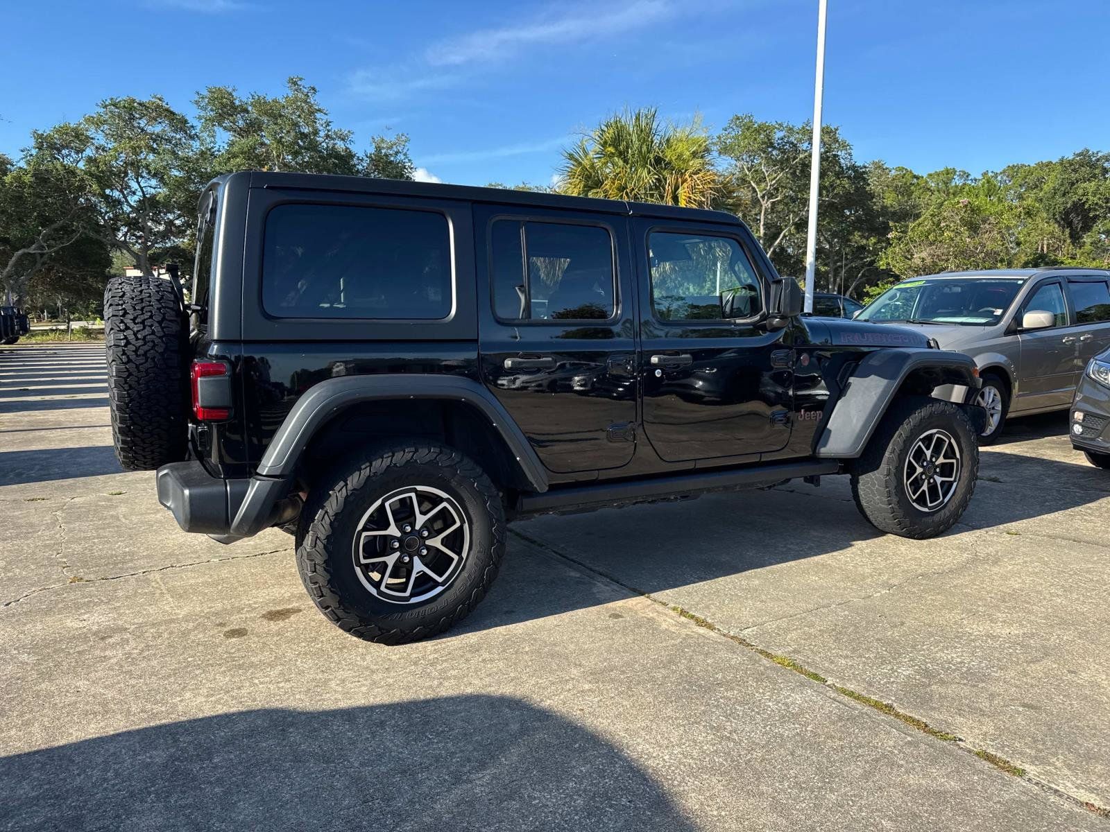 Used 2024 Jeep Wrangler Unlimited Rubicon AWD/4WD image 3