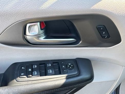Certified 2019 Chrysler Pacifica Limited FWD image 34