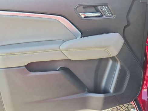 Used 2025 Chevrolet Colorado ZR2 w/ Technology Package AWD/4WD image 12