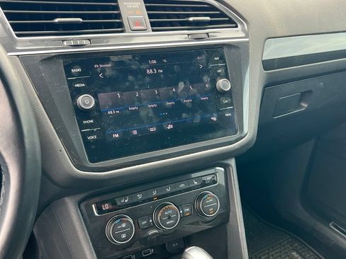 Used 2018 Volkswagen Tiguan SEL Premium AWD/4WD image 17