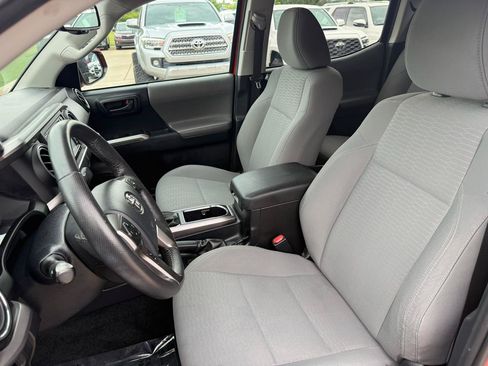 Used 2018 Toyota Tacoma SR5 RWD image 12