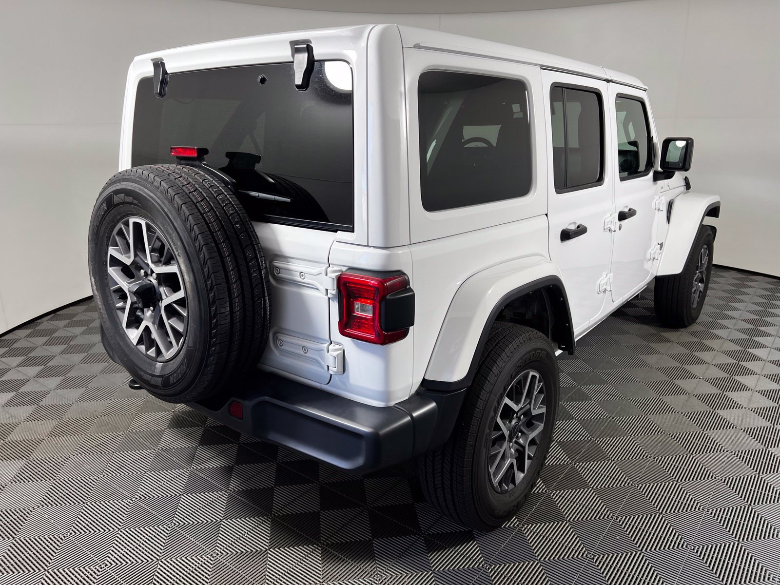 Used 2025 Jeep Wrangler Unlimited Sahara AWD/4WD image 5