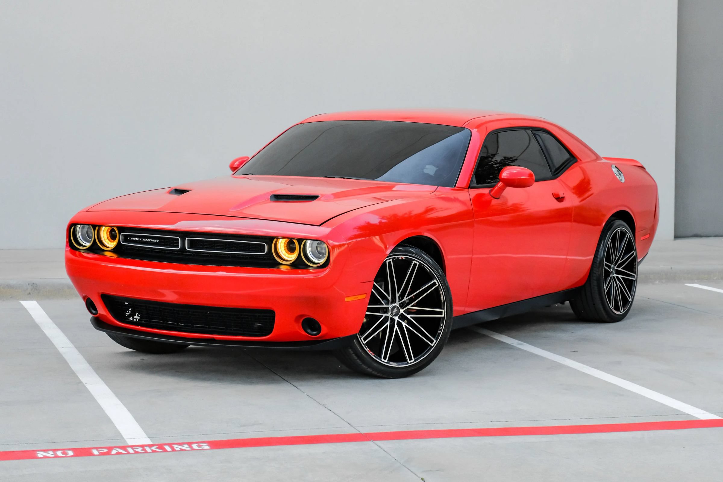 Used 2019 Dodge Challenger SXT RWD image 6