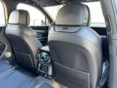 Used 2022 Bentley Bentayga AWD/4WD image 40
