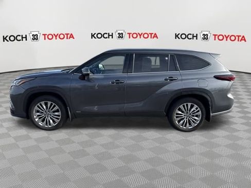 Used 2024 Toyota Highlander Platinum image 4