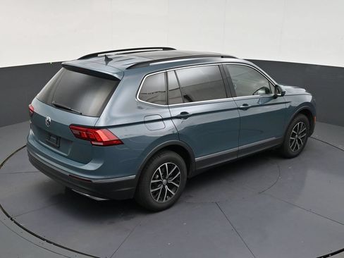 Used 2021 Volkswagen Tiguan SE w/ Panoramic Sunroof Package FWD image 16