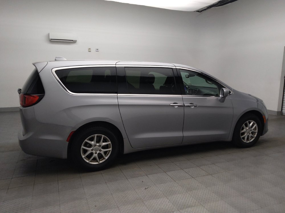 Used 2020 Chrysler Pacifica Touring FWD image 10