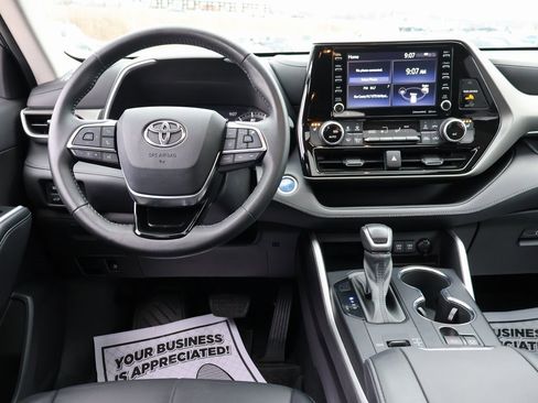 Used 2021 Toyota Highlander XLE image 19