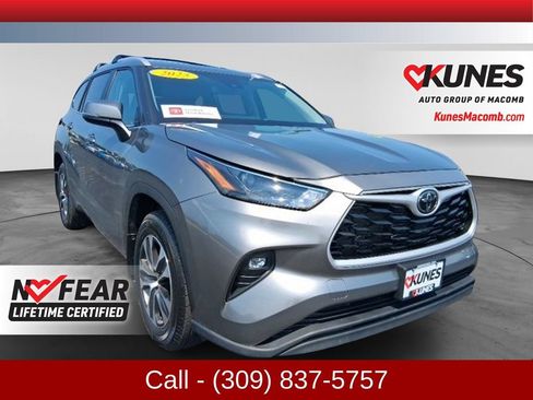 Used 2025 Toyota Highlander XLE AWD/4WD image 2