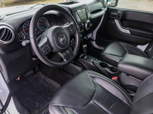 Used 2016 Jeep Wrangler Unlimited Sahara w/ Connectivity Group image 10