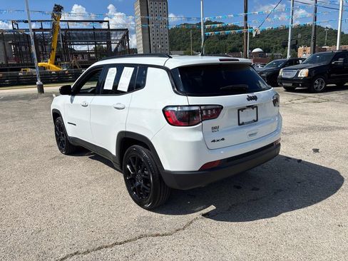 Used 2025 Jeep Compass Latitude w/ Convenience Group AWD/4WD image 3