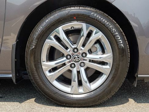 Used 2023 Toyota Sienna Platinum AWD/4WD image 12
