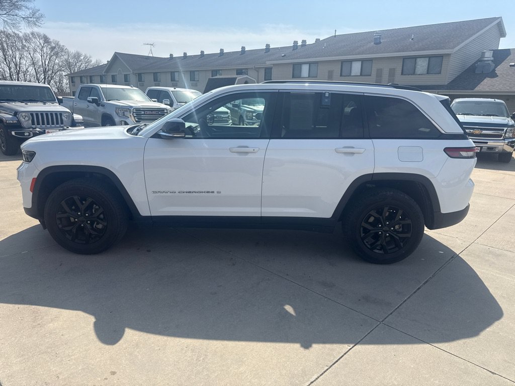 Used 2023 Jeep Grand Cherokee Limited AWD/4WD image 2