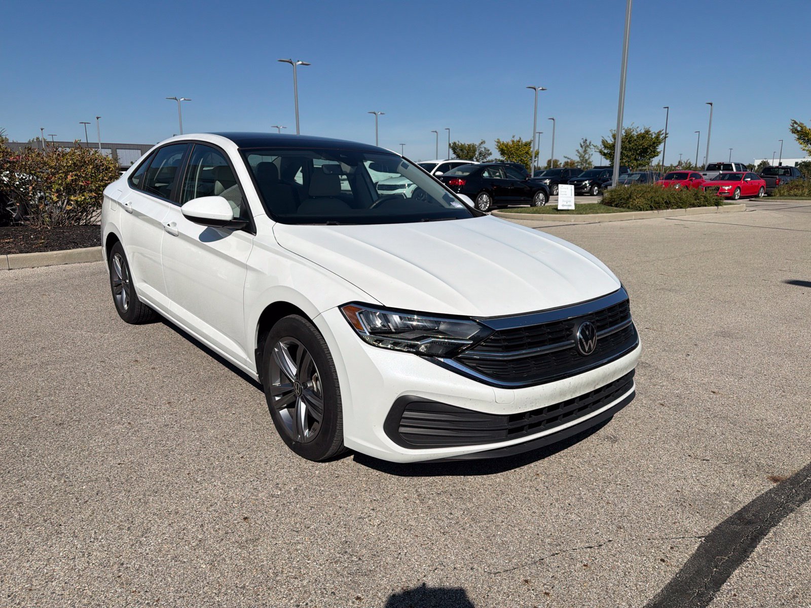 Used 2023 Volkswagen Jetta SE w/ Panoramic Sunroof Package FWD image 3