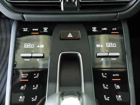 Certified 2025 Porsche Macan AWD/4WD image 21