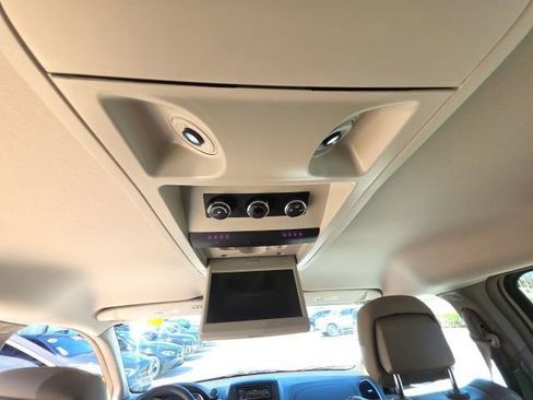 Used 2011 Chrysler Town & Country Limited image 23